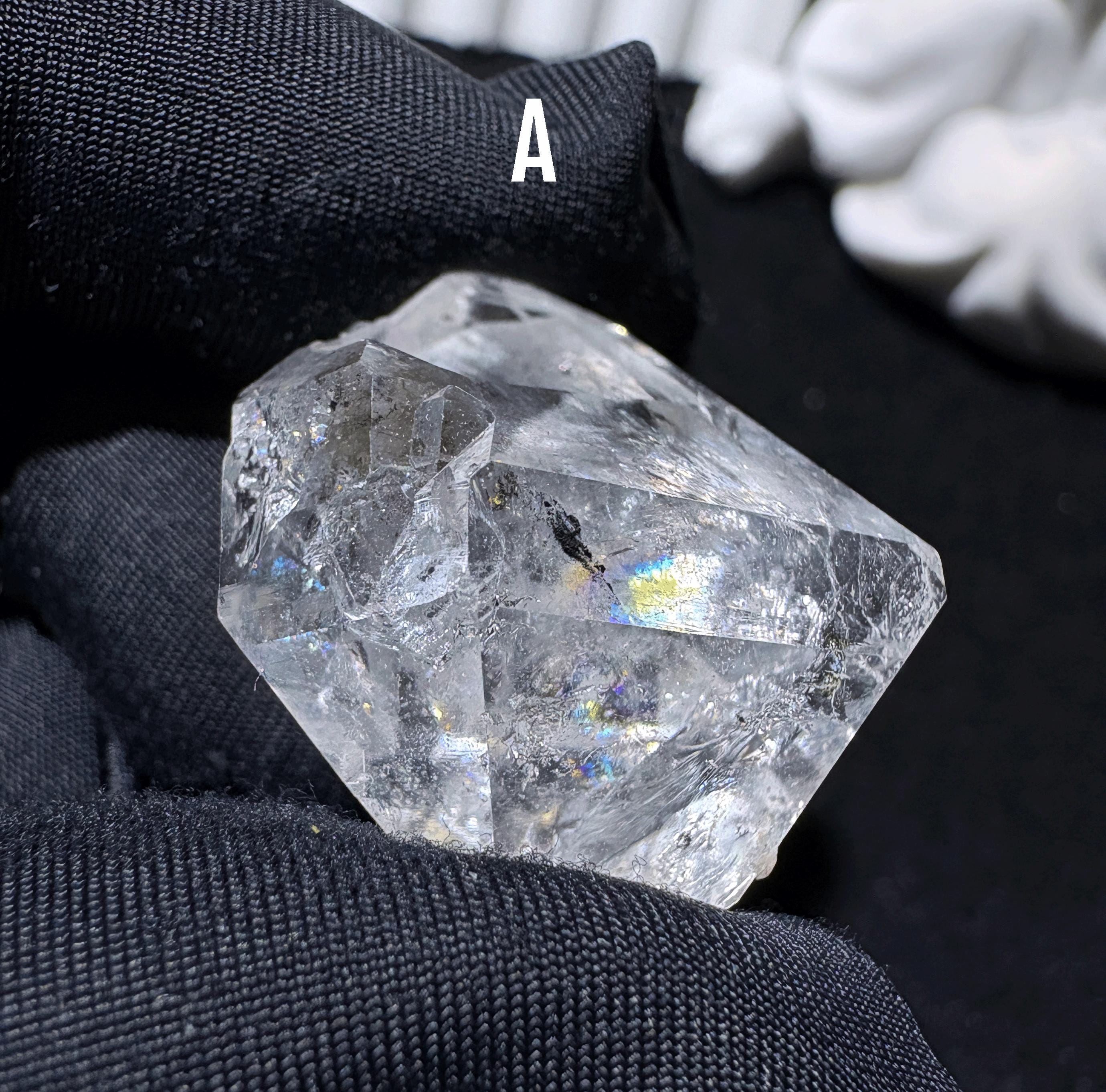 天然ハーキマーダイヤモンドクォーツ結晶｜UV蛍光を発する透明度の高い
