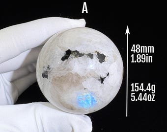 Esfera de Pedra da Lua Arco-Íris Natural | Bola de Cristal de Pedra da Lua Azul com Inclusões de Turmalina Negra para Proteção, Intuição e Meditação