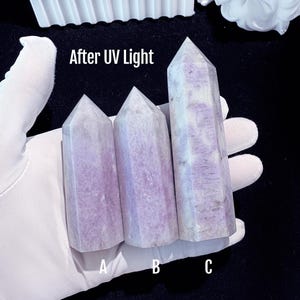 Puede incluir: Se muestran tres torres de cristal de color lavanda. El texto "After UV Light" est&aacute; encima de los cristales. Los cristales est&aacute;n sostenidos por una mano enguantada. Los cristales est&aacute;n etiquetados A, B y C.