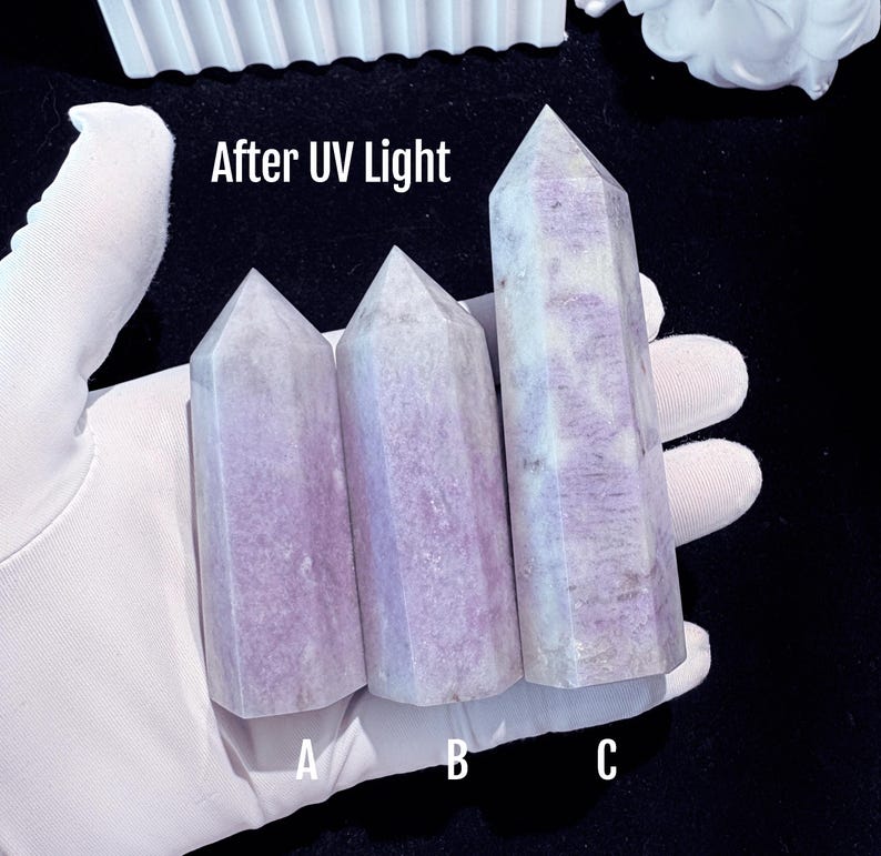 Puede incluir: Se muestran tres torres de cristal de color lavanda. El texto "After UV Light" est&aacute; encima de los cristales. Los cristales est&aacute;n sostenidos por una mano enguantada. Los cristales est&aacute;n etiquetados A, B y C.