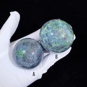 Zeldzame robijn in edelsteen kyaniet en zoisiet met fluorescerende reactie | Uniek mineraal collectiestuk voor huisdecoratie en genezing