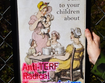 Może przedstawiać: Oprawiona grafika z ilustracją w stylu vintage przedstawiającą kobiety i dzieci. Tekst brzmi "Talk to your children about Anti-TERF Radical Transgenderism" w kolorowej, obrysowanej czcionce. Rama jest czarna.