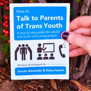 Mit Eltern von Trans-Jugendlichen sprechen: Eine Schritt-für-Schritt-Anleitung für Erwachsene, die mit jungen Menschen arbeiten (Physical Zine)