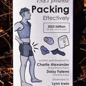 Könnte beinhalten: Ein Buchcover mit dem Titel "Packing Effectively" und einer Cartoon-Illustration einer Person in Unterwäsche. Das Cover enthält den Text "2025 Edition" und nennt die Autoren und den Illustrator.