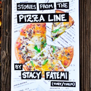 Puede incluir: Una portada de libro con una foto en blanco y negro de una pizza, con el título "Stories from the Pizza Line" de Stacy Fatemi (they/them).