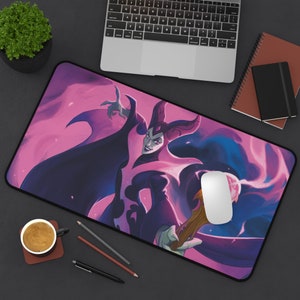 Pode incluir: Um tapete de rato para jogos rosa e roxo com uma ilustração de desenho animado de uma mulher de cabelo escuro com chifres e um cajado. A mulher está vestindo um vestido roxo escuro com um design rosa e roxo. O fundo é uma névoa rosa e roxa em espiral.