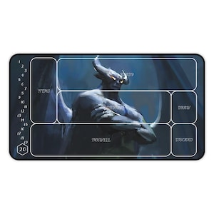 Puede incluir: Una estera de juego de mesa azul y gris con una ilustración de un demonio. La estera está dividida en secciones etiquetadas como "Listo", "Artículos", "Tintero", "Robar" y "Descartar".