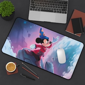 Puede incluir: Un tapete de ratón colorido con una imagen de dibujos animados de Mickey Mouse vestido de mago, con un fondo azul y morado y nubes blancas.