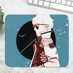 Peut inclure: Un tapis de souris bleu et blanc avec une illustration en noir et blanc d'une personne portant des lunettes de soleil et une veste avec un motif de plumes. La personne se tient devant un grand cercle noir avec un éclair blanc.