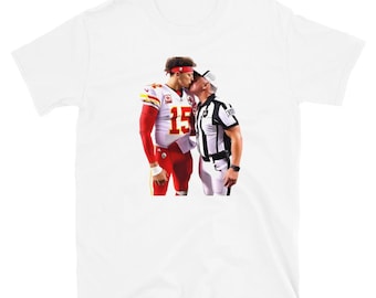 Patrick Mahomes Kissing ref T-shirt, uniseks