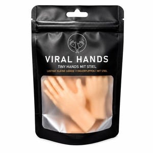 Könnte beinhalten: Ein schwarzer wiederverschließbarer Beutel mit kleinen, beigefarbenen handförmigen Fingerpuppen an Stielen. Die Verpackung zeigt den Text VIRAL HANDS, TINY HANDS MIT STIEL und LUSTIGE KLEINE HÄNDE | FINGERPUPPEN | MIT STIEL mit einem Sichtfenster.
