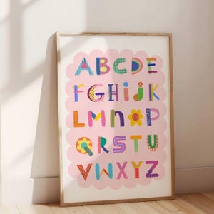 Impresión de pared infantil con alfabeto peculiar de color rosa para dormitorio o sala de juegos, póster de pared infantil ABC