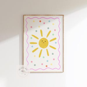 Estampado de lunares con un brillante sol infantil para dormitorio, guardería o sala de juegos.