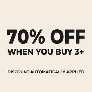 Puede incluir: Gr&aacute;fico textual sobre un fondo beige. El texto en negrita y negro dice "70% OFF WHEN YOU BUY 3+". Debajo, un texto m&aacute;s peque&ntilde;o indica "DISCOUNT AUTOMATICALLY APPLIED".