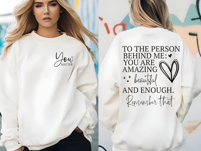Pu&ograve; includere: Felpa color crema con la scritta "You Matter" sul davanti e "To the person behind me: You are amazing, beautiful, and enough. Remember that" sul retro. Scritta nera.