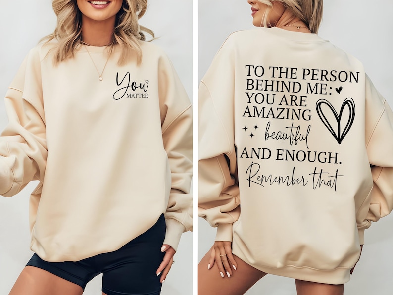 Pu&ograve; includere: Felpa beige con la scritta "You Matter" sul davanti e "To the person behind me: You are amazing, beautiful, and enough. Remember that" sul retro. Girocollo e maniche lunghe.