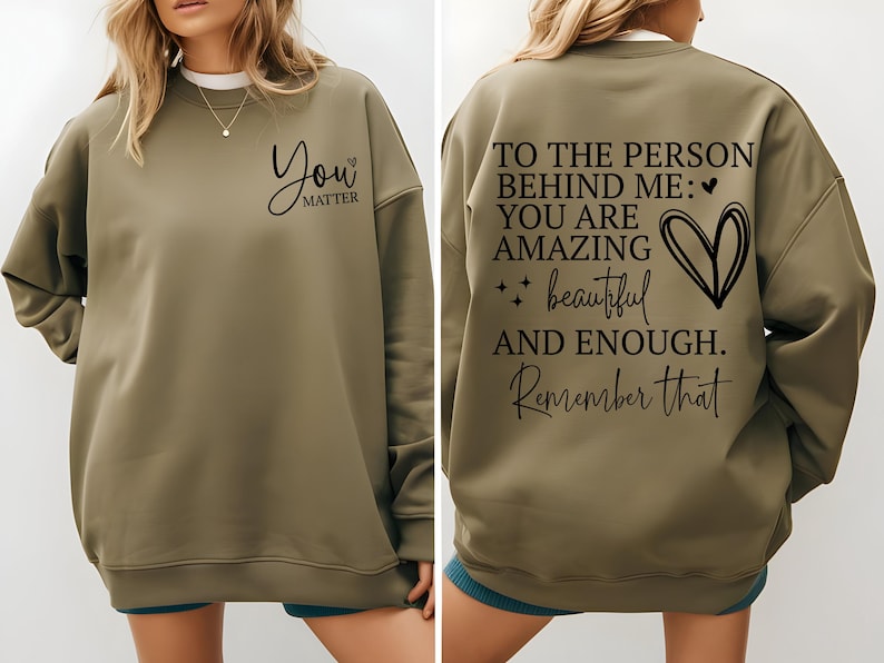 Pu&ograve; includere: Felpa verde oliva con la scritta "You matter" sul davanti. Il retro della felpa riporta il messaggio "To the person behind me: You are amazing, beautiful, and enough. Remember that."
