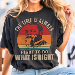 Peut inclure: Un t-shirt noir avec un graphique de style vintage représentant un homme barbu et le texte "The time is always right to do what is right."