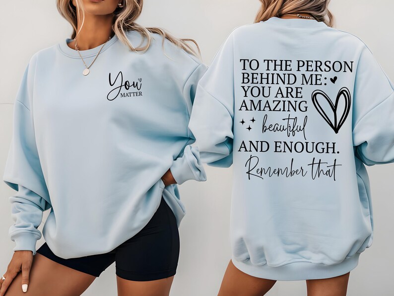 Pu&ograve; includere: Felpa azzurra con la scritta "You Matter" sul davanti e "To the person behind me: You are amazing, beautiful, and enough. Remember that" sul retro. La felpa &egrave; a girocollo.