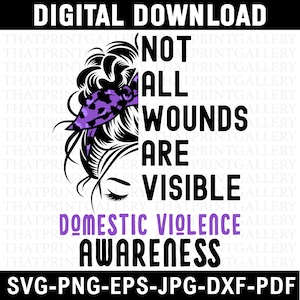 以下が含まれることがあります： 「NOT ALL WOUNDS ARE VISIBLE」と「DOMESTIC VIOLENCE AWARENESS」のテキストが入ったデジタルダウンロードグラフィック。紫色の模様のヘアバンドをした女性の顔が特徴です。SVG、PNG、EPS、JPG、DXF-PDF形式で利用できます。