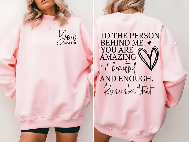 Pu&ograve; includere: Felpa rosa chiaro con la scritta "You Matter" sul davanti. La parte posteriore della felpa presenta il testo "To the person behind me: You are amazing, beautiful, and enough. Remember that."