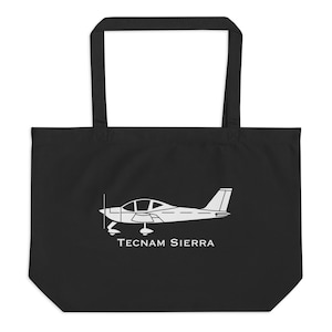 Op de afbeelding: Zwarte tote bag met een wit silhouet van een Tecnam Sierra vliegtuig en de tekst "Tecnam Sierra".