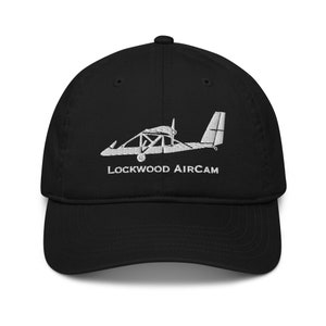 Può includere: Un cappello da baseball nero con un'immagine ricamata bianca di un piccolo aereo e il testo "LOCKWOOD AIRCAM".