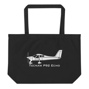 Op de afbeelding: Zwarte tote bag met een wit silhouet van een Tecnam P92 Echo vliegtuig en de tekst "Tecnam P92 Echo".