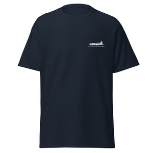 Puede incluir: Una camiseta azul marino con una silueta blanca de un avión B-17 Flying Fortress en la parte delantera.