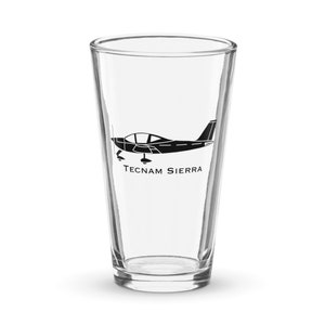 Op de afbeelding: Een helder glazen pintglas met een zwart silhouet van een Tecnam Sierra vliegtuig en de tekst "Tecnam Sierra".