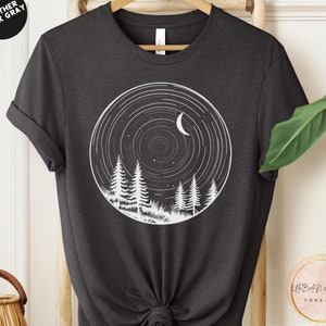 Kosmisches Halbmond-T-Stück, minimalistische Bäume & Mond-Kunstwerk, einzigartiges Geschenk für Naturliebhaber, großartiges Geschenk für Astral-Enthusiasten, Astronomie-Fans