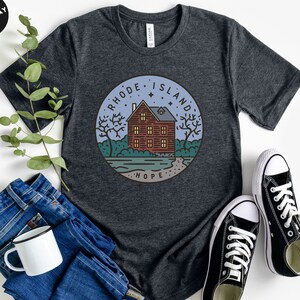 ロードアイランド州のTシャツ、誇り高き地元民に最適、理想的な州のプライドTシャツ、住民や観光客に最適、楽しい休暇のお土産、州のモットー