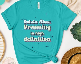 Camisa Delulu, Delulu es el solulu, Stay delulu, tendencias tiktok, camiseta tonta, camiseta cómica, camisa de texto divertido, salud mental, cultura pop