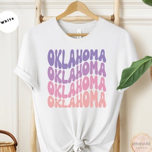 Camiseta gráfica de Oklahoma, design de letras onduladas em forma de bolhas, ótimo presente para viajantes e amantes de Oklahoma, entusiastas exclusivos do orgulho do estado, camiseta de férias