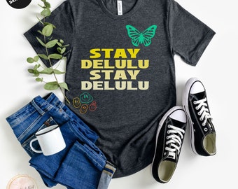 Camisa Delulu, Delulu es el solulu, Stay delulu, tendencias tiktok, camiseta tonta, camiseta cómica, camisa de texto divertido, salud mental, cultura pop