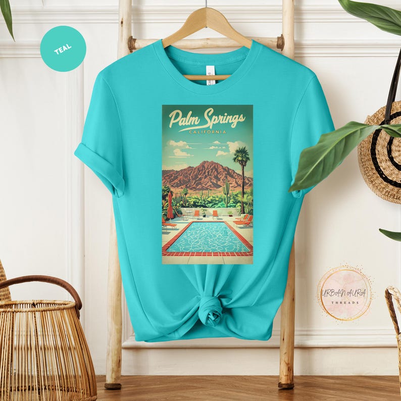 Peut inclure: T-shirt bleu turquoise avec un motif vintage d'une piscine et de palmiers &agrave; Palm Springs, Californie.