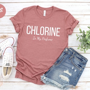 Camisa de natación - El cloro es mi camiseta de perfume para nadadores, regalo de mamá nadadora, equipo de natación y ropa de encuentro, regalos de natación perfectos