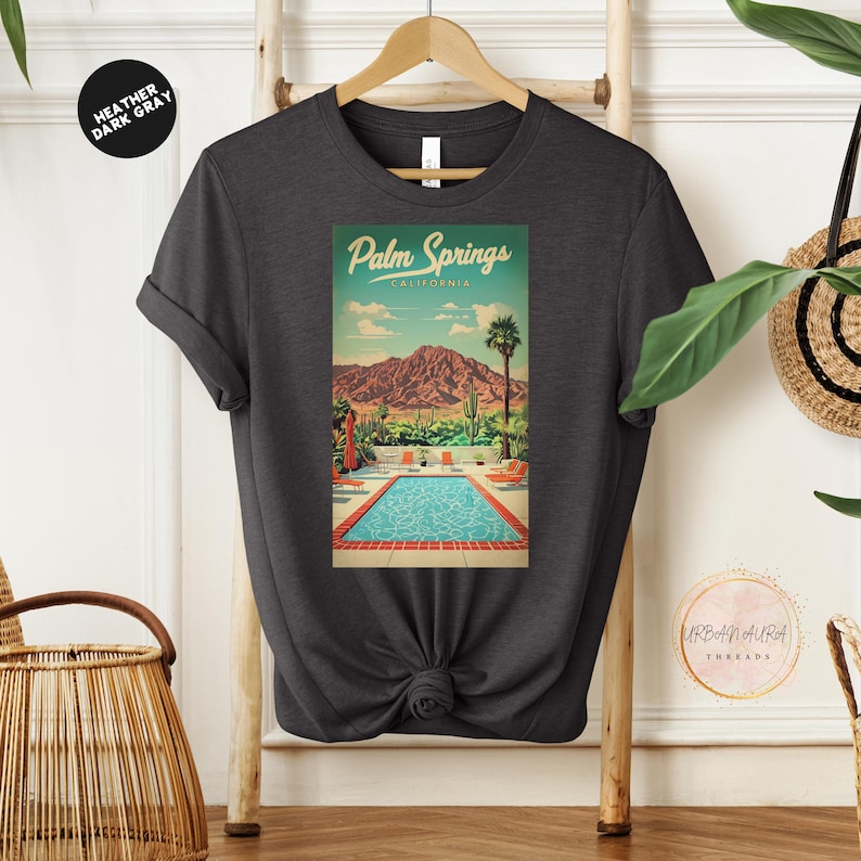 Peut inclure: T-shirt gris fonc&eacute; chin&eacute; avec un graphique vintage d'une piscine et de palmiers &agrave; Palm Springs, Californie. Le texte "Palm Springs, Californie" est imprim&eacute; sur le graphique.