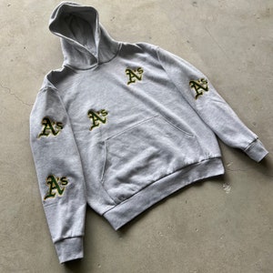 Oakland hoodie. Broderad hoodie med personlig design och basebolltröja.