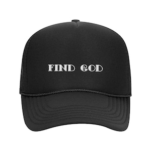Op de afbeelding: Zwarte truckercap met een wit geborduurd ontwerp dat "FIND GOD" zegt.
