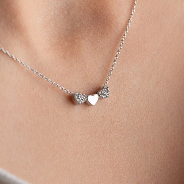 Collier trois coeurs • Collier en argent orné de zircons • Cadeau romantique pour elle