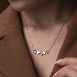 Fünf Herzen Halskette • 925 Sterling Silber Anhänger • Romantischer Schmuck für Frauen • Jahrestag Geschenk • Minimalistische Herz Kette