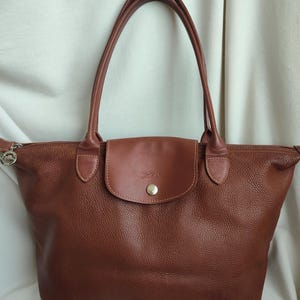 Lange Schultertasche aus braunem Leder