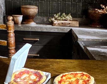Pizza in box or on a board 1:12 Scale Miniatures