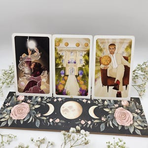 Tarotkarten-Halter mit Mondphasen & Blumen - Rechteckiges Holzbrett für spirituelle Arbeit