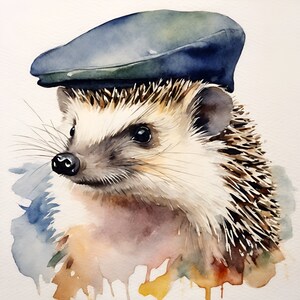 以下が含まれることがあります： 青い帽子をかぶったハリネズミの水彩画。ハリネズミは薄い茶色の顔と濃い茶色の鼻をしています。背景は薄い青色の水彩のぼかしです。