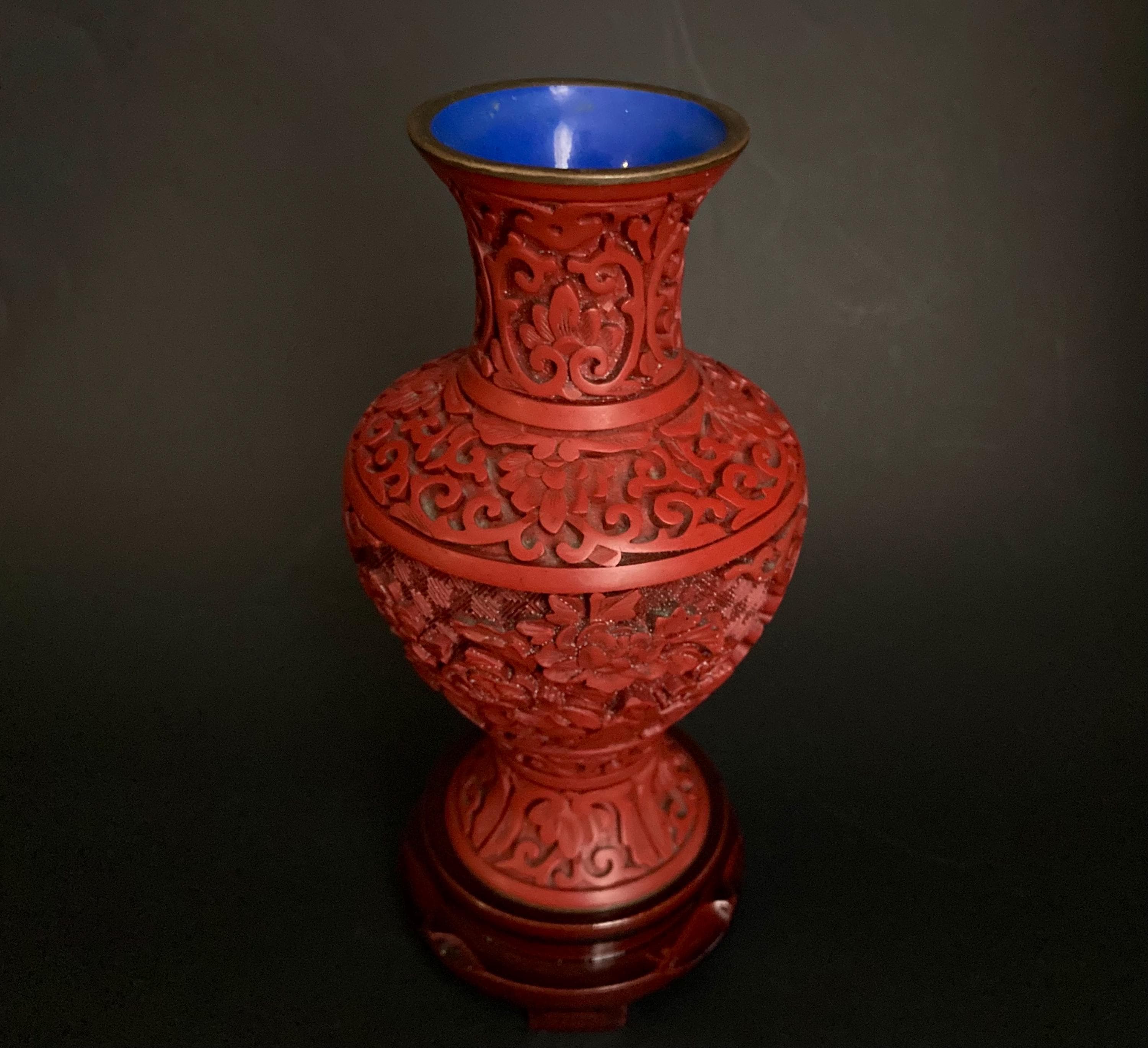 中国産の辰砂のハンド彫刻が施された 16 cm の花瓶とスタンド