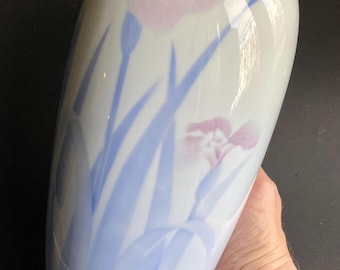 Large Japanese Arita Porcelain Iris 30cm Vase, Fukagawa Seiji, Mid 20th Century.