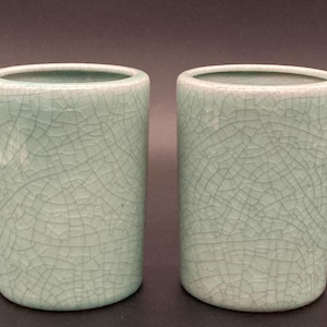 Een paar groene, geglazuurde Chinese porseleinen penseelhouders van craquelé-porselein, 14,5 cm, 20e eeuw.