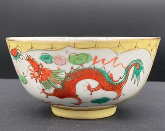 Cuenco de porcelana china con diseño de dragón y fénix, período republicano, siglo XX.